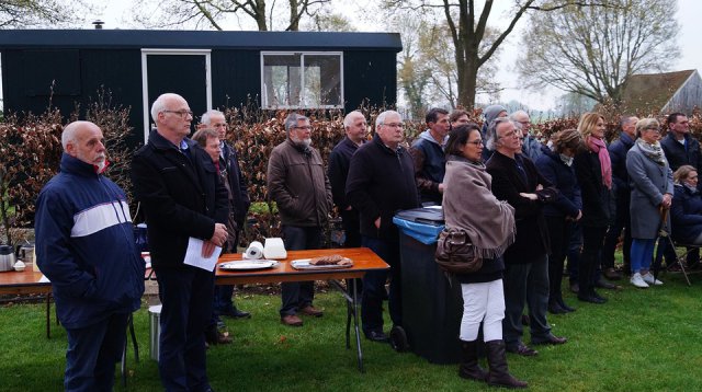 Efkes stille staon bie (vrijdag  5 mei 2017)